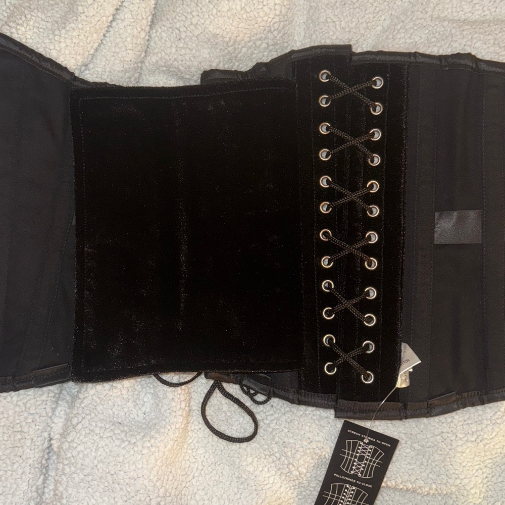 Black velvet steel boned corset - Picture 6 of 11